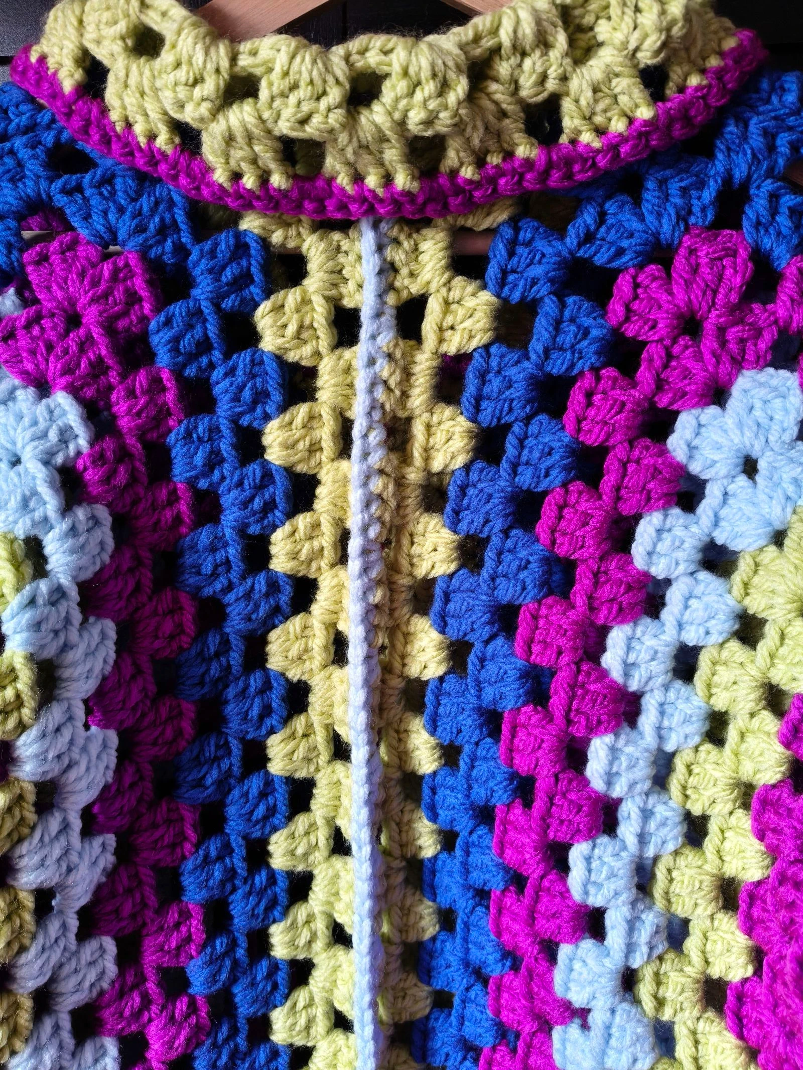 Cardigan court au crochet style carré Granny ! Design unique et coloré ! – photo 5